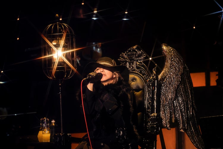 玉座に座り歌うHYDE。（撮影：田中和子）