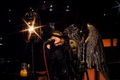 玉座に座り歌うHYDE。（撮影：田中和子）