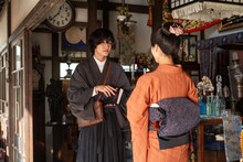 佐野晶哉（Aぇ!group）演じる“シマケン”こと島田健次郎と、見上愛演じる主人公・一ノ瀬りん。現在放送中のNHK「連続テレビ小説」第114作「風、薫る」場面写真より。