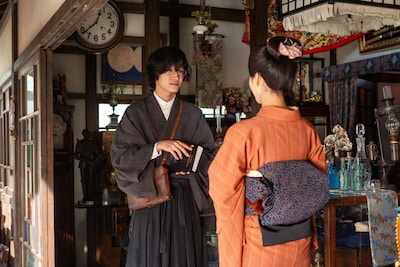 佐野晶哉（Aぇ!group）演じる“シマケン”こと島田健次郎と、見上愛演じる主人公・一ノ瀬りん。現在放送中のNHK「連続テレビ小説」第114作「風、薫る」場面写真より。