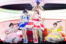 ユニット曲「いぶいぶっ！」を披露する栗田なつか、奥田彩友、白石まゆみ、山内咲奈。