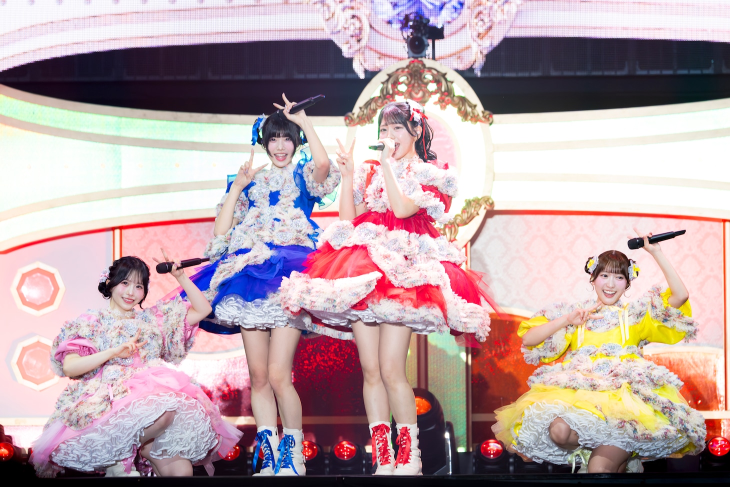 ユニット曲「いぶいぶっ！」を披露する栗田なつか、奥田彩友、白石まゆみ、山内咲奈。