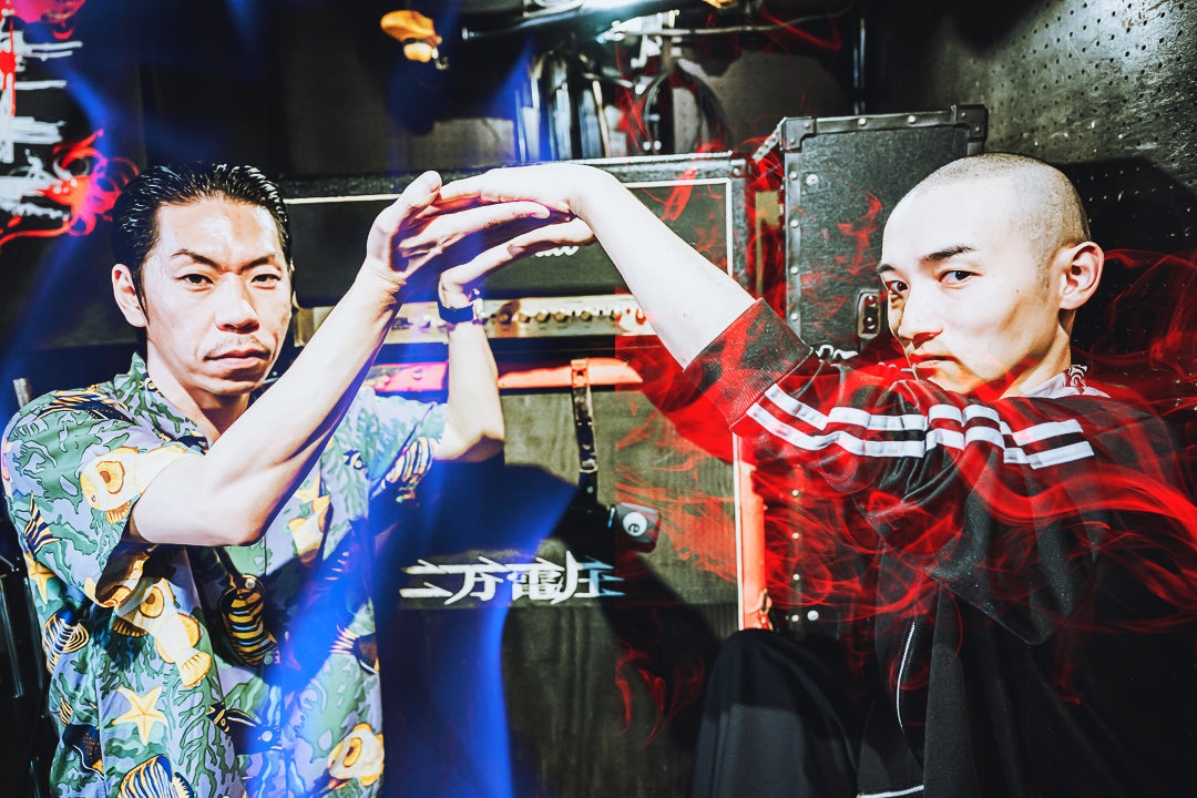 呂布カルマ（左）と死神紫郎（右）。