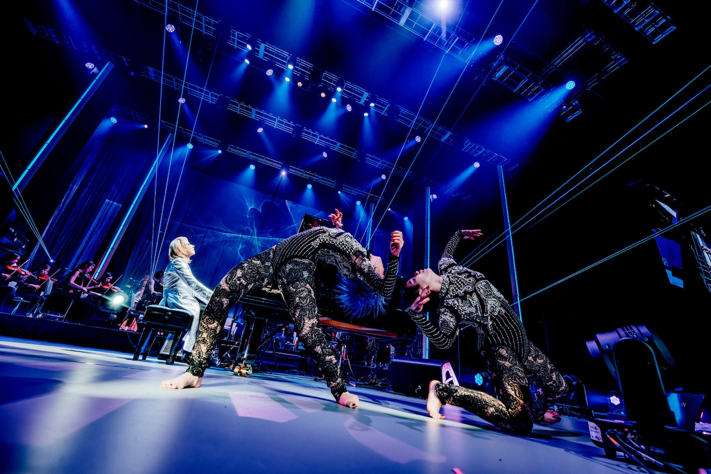 YOSHIKI「ART OF LIFE」演奏中の様子。