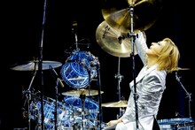 ドラムをプレイするYOSHIKI。