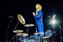 ドラムソロを行ったYOSHIKI。