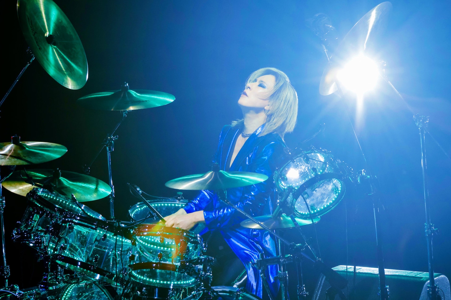 ドラムをプレイするYOSHIKI。