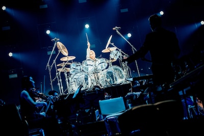 YOSHIKIのドラムソロの様子。