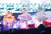 ユニット曲「S.O.S」を披露する庄司なぎさ、塩川莉世、音井結衣。
