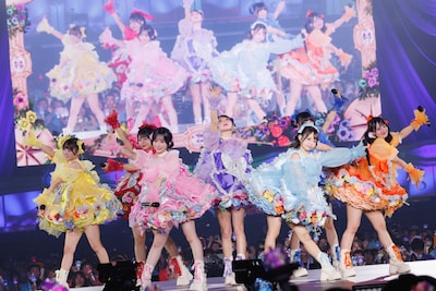 「SWEET STEADY 2nd ANNIVERSARY LIVE『SWEET STEP』」幕張メッセ公演の様子。