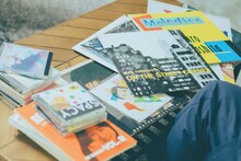 光石が持参した山下達郎関連のレコードやCD、雑誌など。