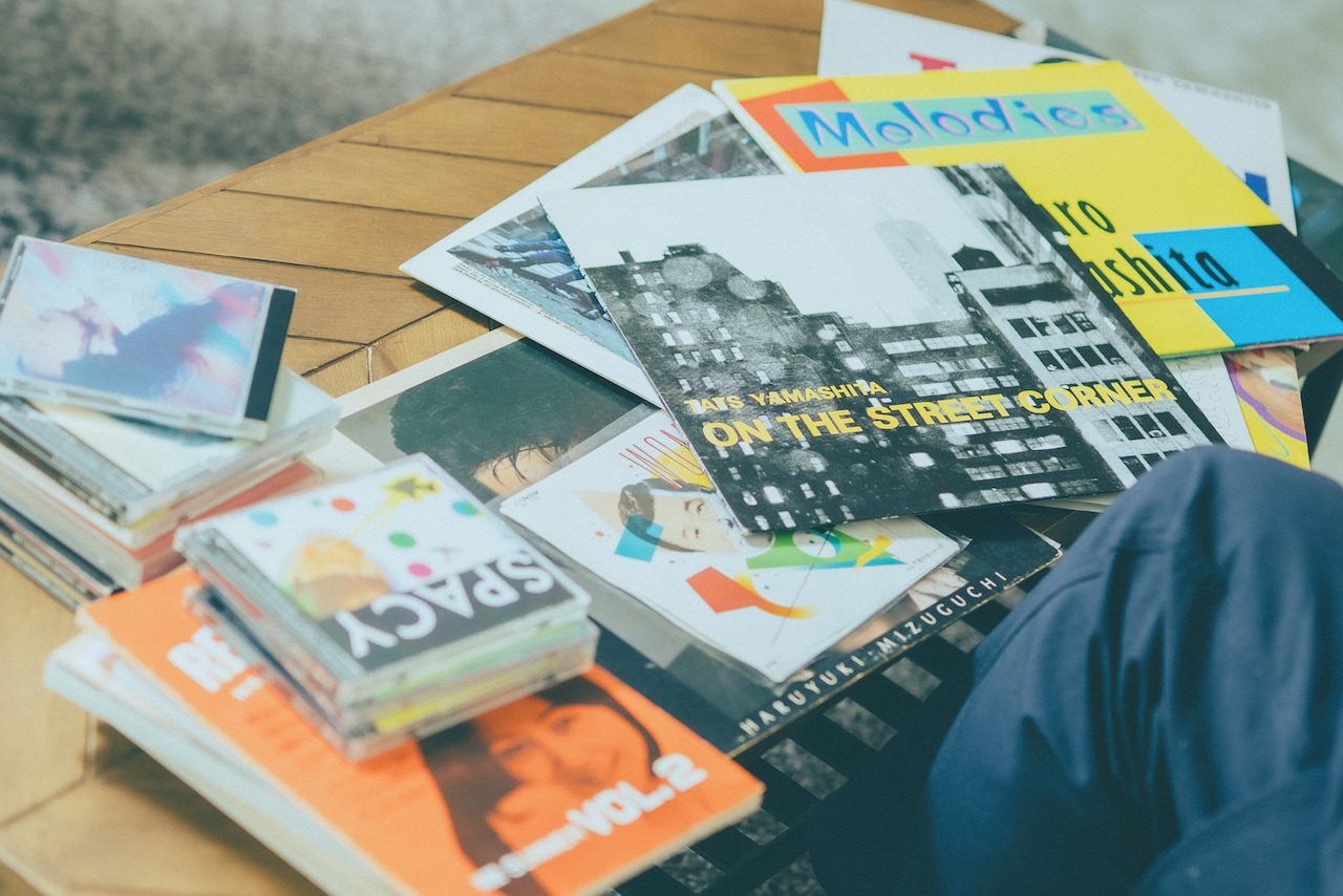 光石が持参した山下達郎関連のレコードやCD、雑誌など。