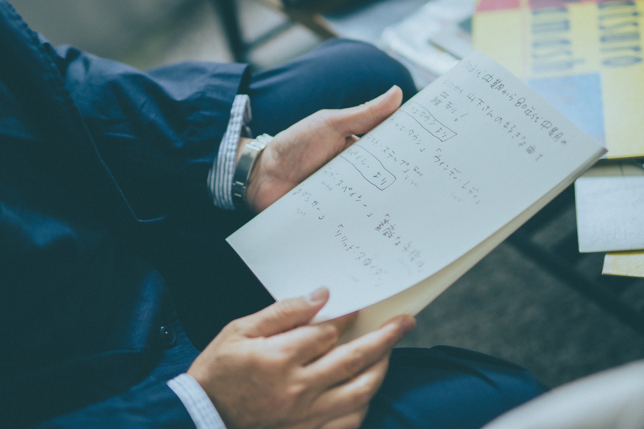 以前出演した番組用に光石が「山下達郎の好きな曲」をまとめたという手書きノート。