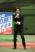 歌唱する真田ナオキ。