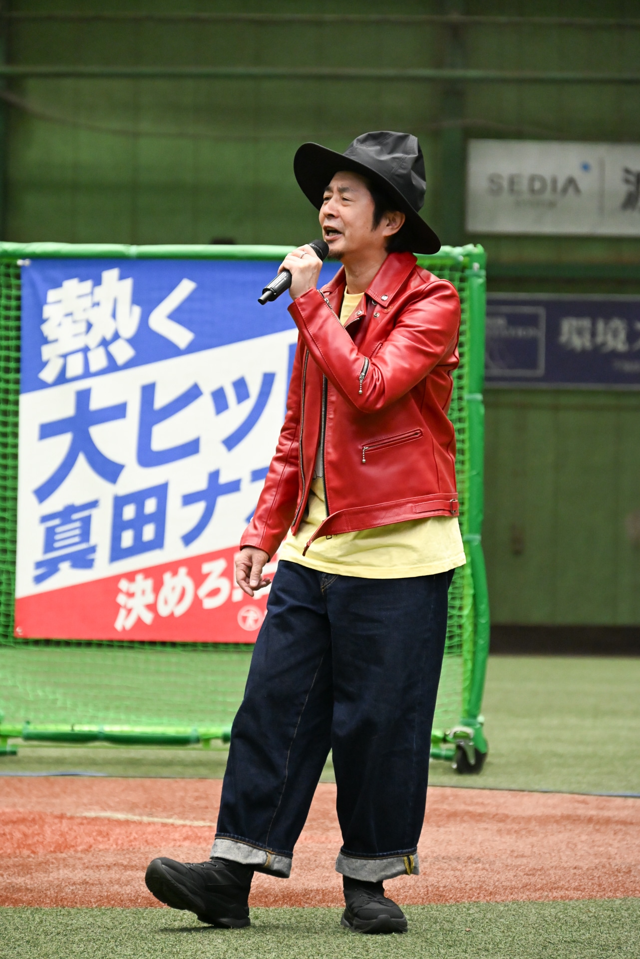 歌唱する増子直純（怒髪天）。