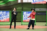 新曲「陽が沈む前に…」を歌唱する真田ナオキと増子直純（怒髪天）。