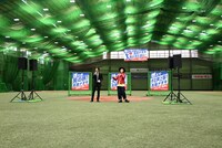 新曲「陽が沈む前に…」を歌唱する真田ナオキと増子直純（怒髪天）。