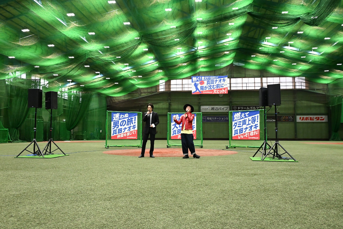 新曲「陽が沈む前に…」を歌唱する真田ナオキと増子直純（怒髪天）。