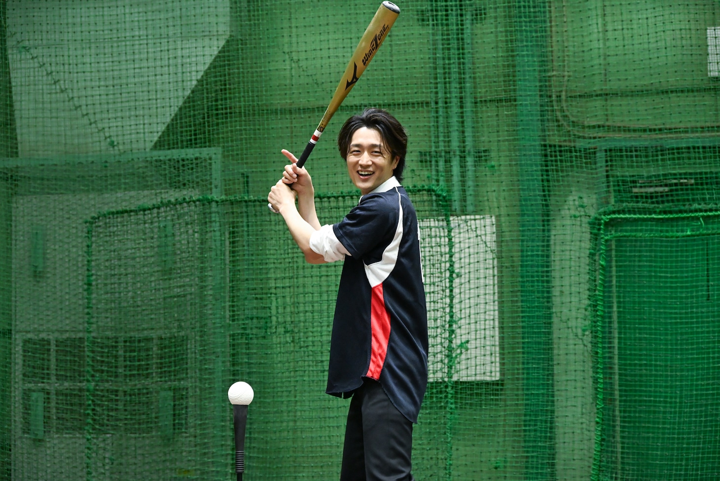 ティーバッティングを行う真田ナオキ。