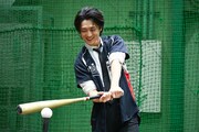 ティーバッティングを行う真田ナオキ。