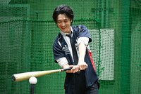 ティーバッティングを行う真田ナオキ。