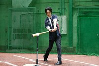 ティーバッティングを行う真田ナオキ。