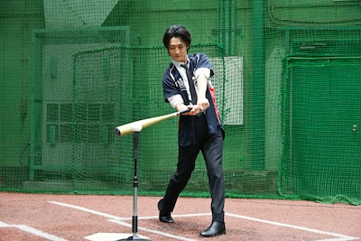 ティーバッティングを行う真田ナオキ。