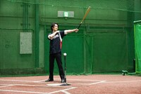 ティーバッティングを行う真田ナオキ。