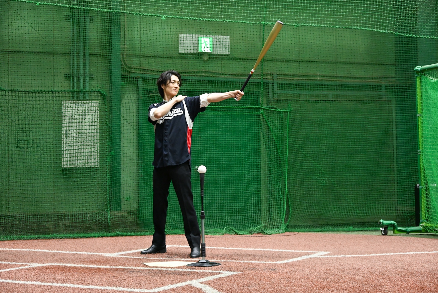 ティーバッティングを行う真田ナオキ。