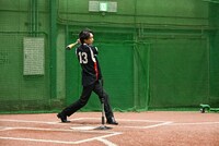 ティーバッティングを行う真田ナオキ。