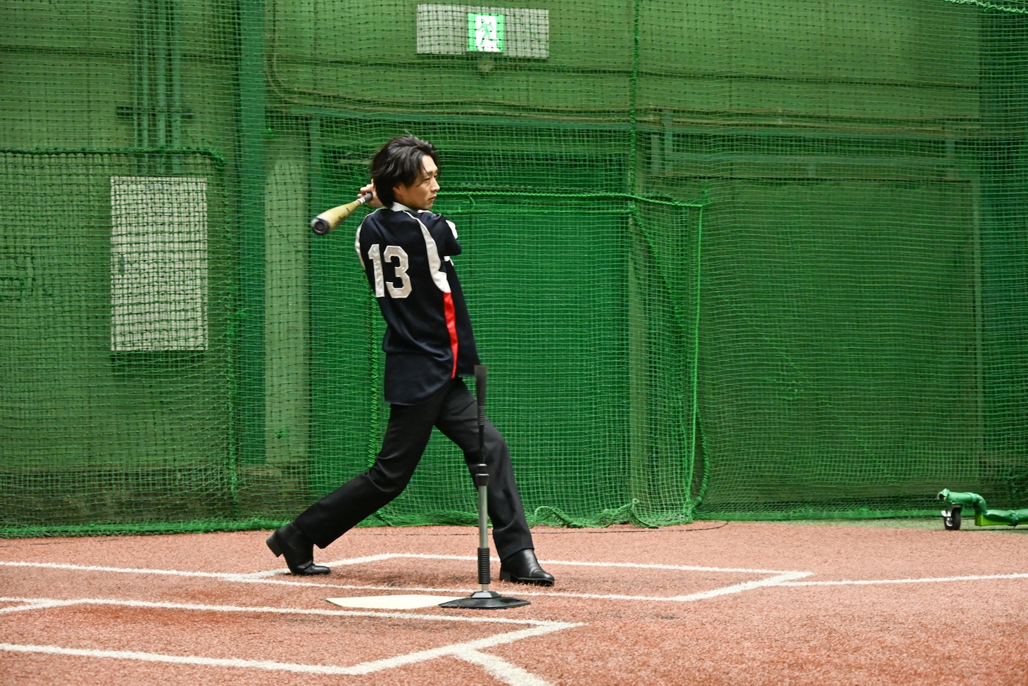 ティーバッティングを行う真田ナオキ。