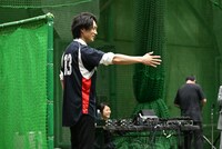 ボテボテのピッチャーゴロに苦笑いする真田ナオキ。