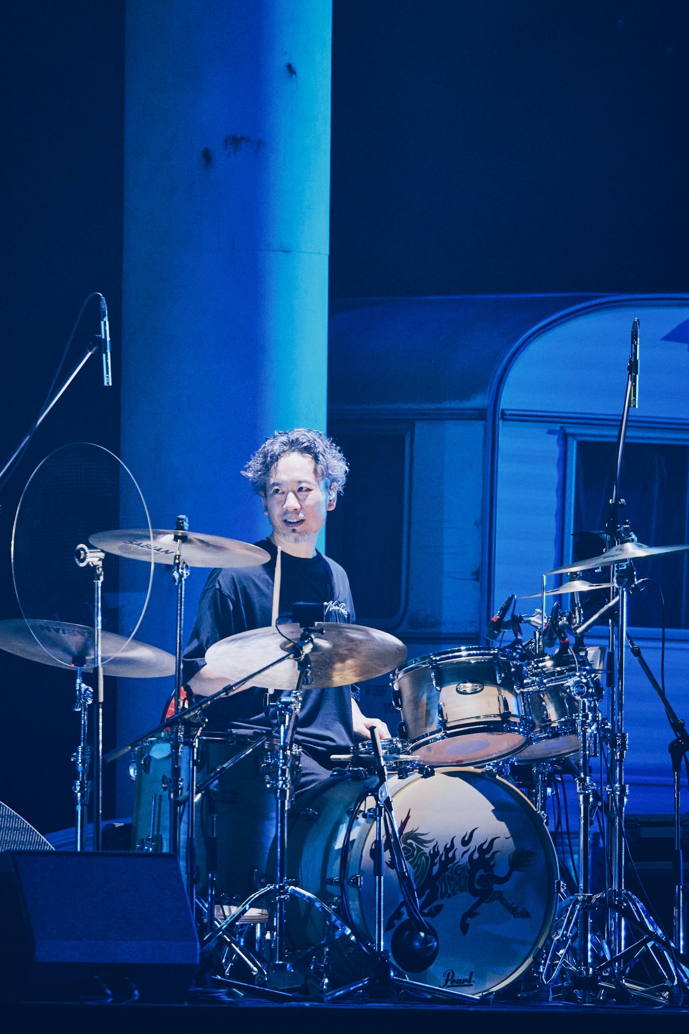 伊地知潔（Dr）（撮影：山川哲矢）