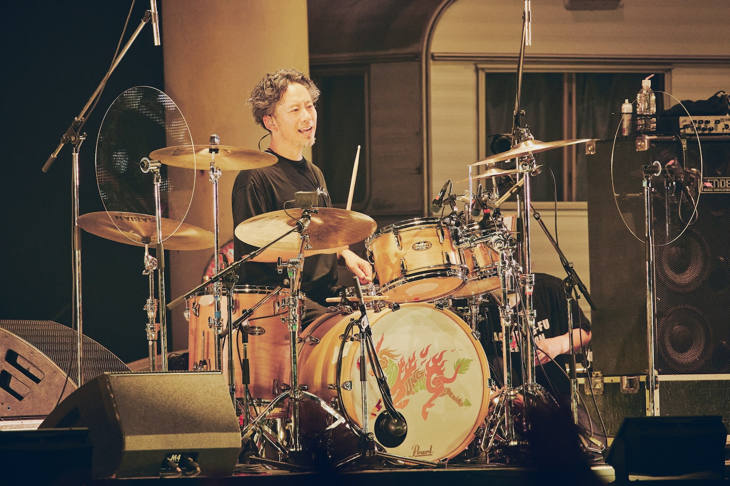 伊地知潔（Dr）（撮影：山川哲矢）