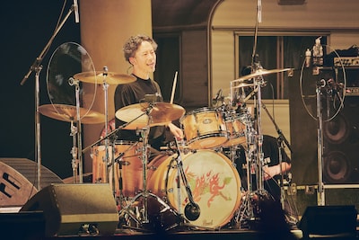 伊地知潔（Dr）（撮影：山川哲矢）