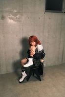 Dr. Martensのブーツを着用するLiSA。