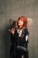 Dr. Martensのブーツを手にするLiSA。