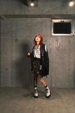 Dr. Martensのブーツを着用するLiSA。