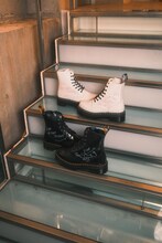 LiSAのサインが入ったDr. Martensのブーツ。