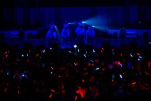 東京女子流のキラーチューン「Attack Hyper Beat POP」のサーチライト演出。