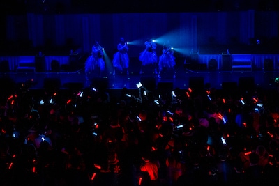 東京女子流のキラーチューン「Attack Hyper Beat POP」のサーチライト演出。