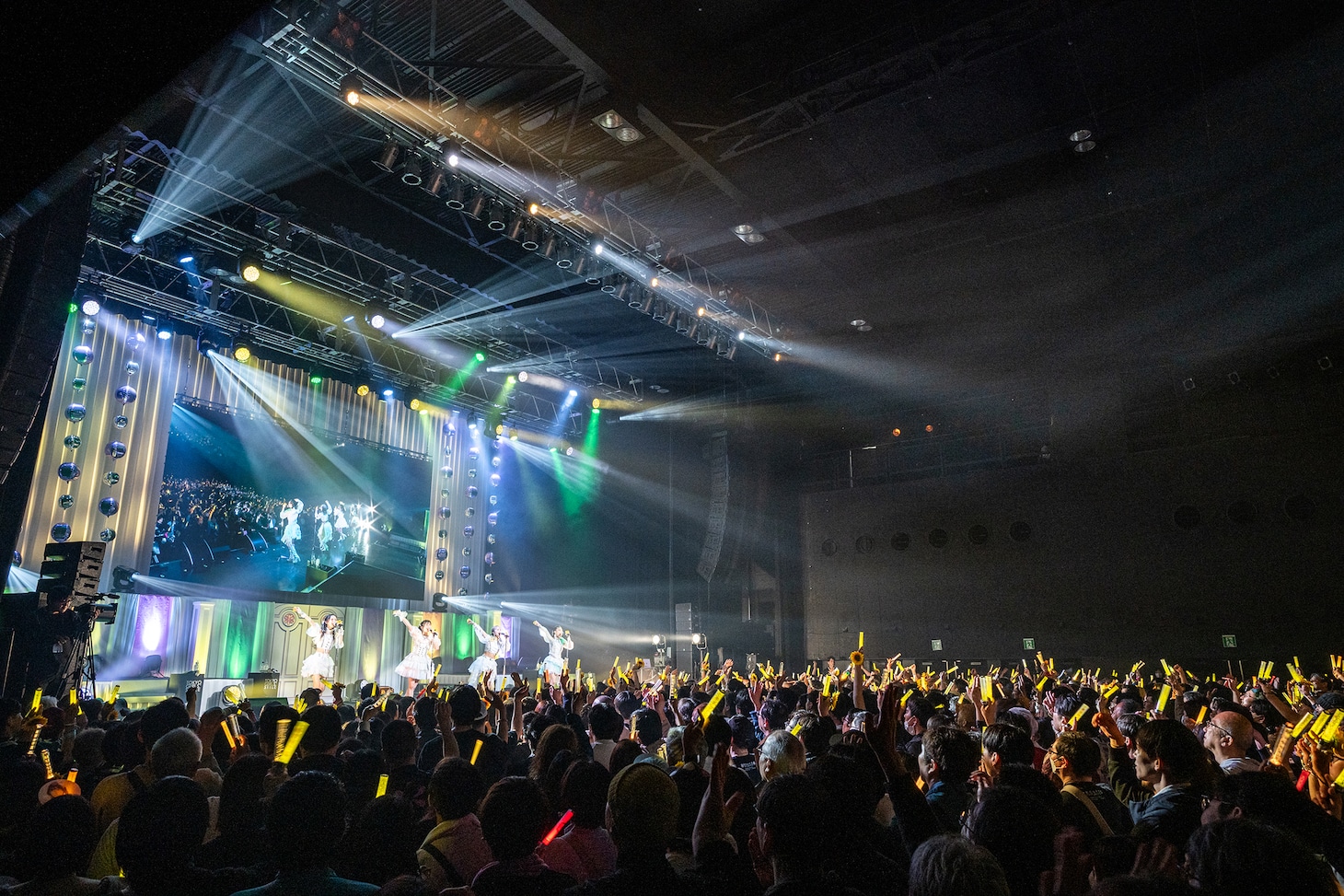 一面ヒマワリ色に染まったZepp DiverCity（TOKYO）。