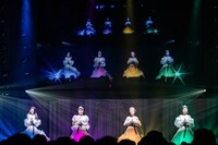 純白のドレスで登場した東京女子流。