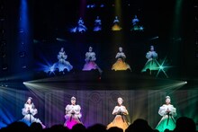 純白のドレスで登場した東京女子流。