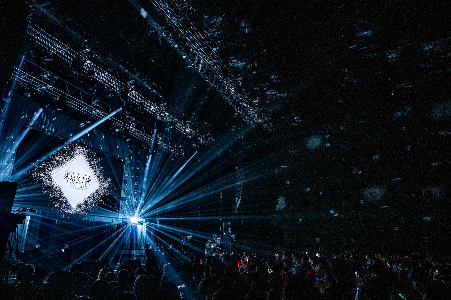 「東京女子流 LAST LIVE ～*キセキの物語*～」の様子。