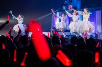 バトポンを持って元気に飛び跳ねる東京女子流。