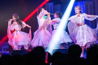 スカートをひるがえす東京女子流。