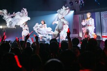 スカートを放り投げる東京女子流。