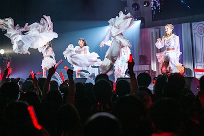 スカートを放り投げる東京女子流。