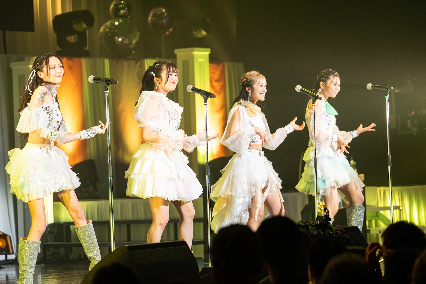 「ヒマワリと星屑」でエアギターを決める東京女子流。